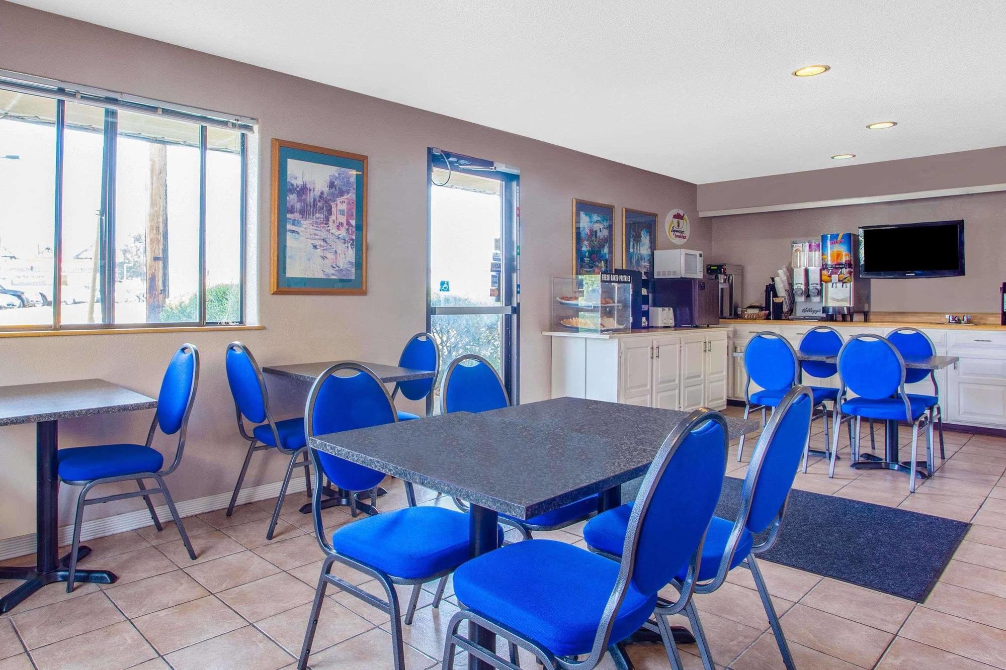Super 8 By Wyndham Saanichton Victoria Airport Hotel Екстериор снимка