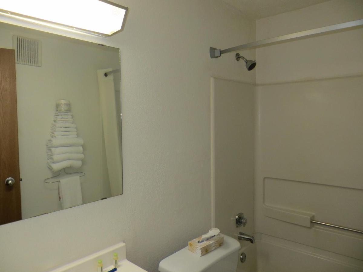 Super 8 By Wyndham Saanichton Victoria Airport Hotel Стая снимка